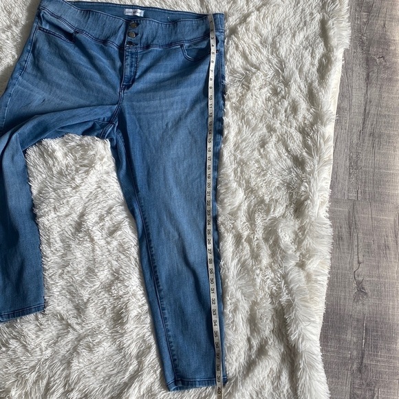 Lane Bryant High-Rise Sateen 3-Button Jegging - Picture 7 of 9